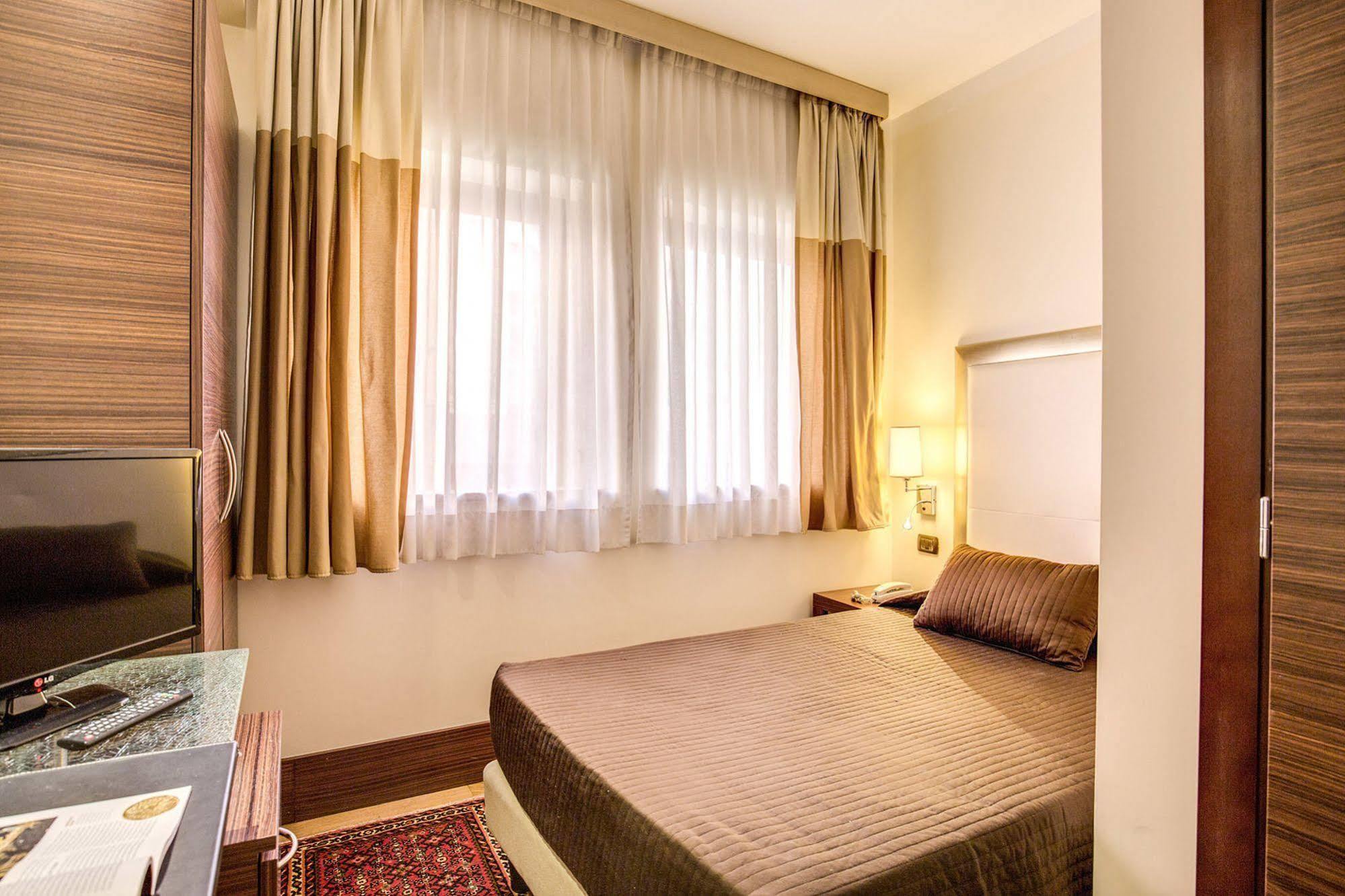 The Strand Hotel Roma Esterno foto