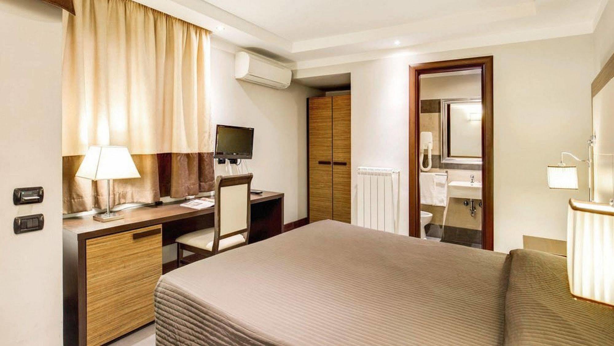 The Strand Hotel Roma Esterno foto